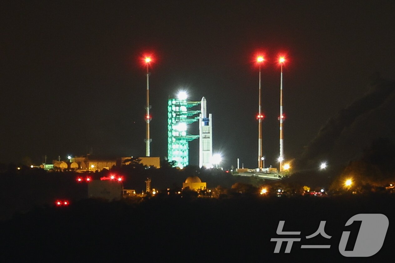 본문 이미지 - 한국형 발사체 누리호&#40;KSLV-Ⅱ&#41;가 26일 저녁 전남 고흥군 나로우주센터에서 4차 발사를 준비하고 있다. 2025.11.26/뉴스1 ⓒ News1 안은나 기자