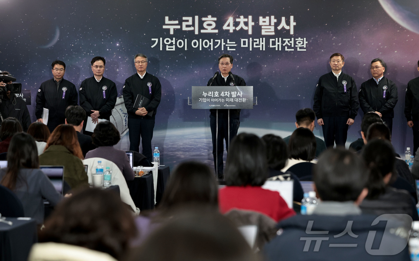 (서울=뉴스1) = 윤영빈 우주항공청장이 26일 전라남도 고흥 나로우주센터 프레스센터에서 발사관리위원회의 누리호 4차 발사 시각 확정 관련 브리핑을 하고 있다. (한국항공우주연구원 …