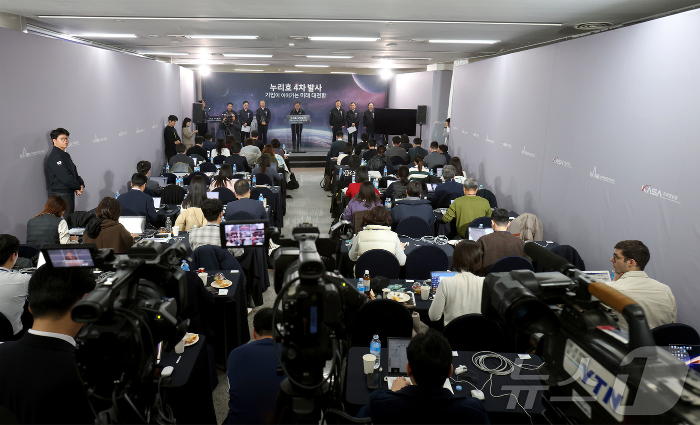 (서울=뉴스1) = 윤영빈 우주항공청장이 26일 전라남도 고흥 나로우주센터 프레스센터에서 발사관리위원회의 누리호 4차 발사 시각 확정 관련 브리핑을 하고 있다. (한국항공우주연구원 …
