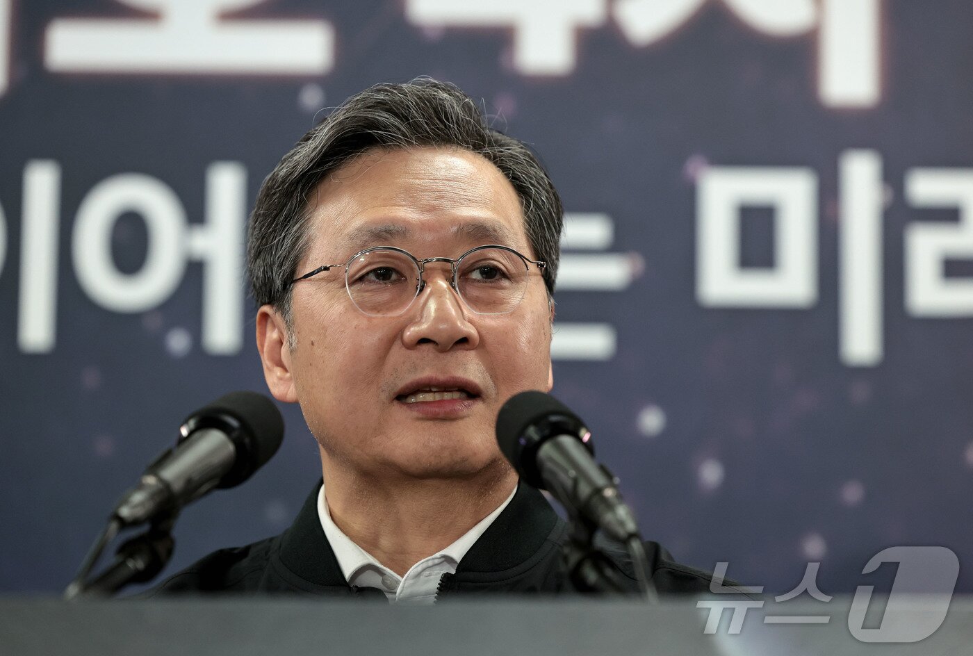 본문 이미지 - 윤영빈 우주항공청장이 26일 전라남도 고흥 나로우주센터 프레스센터에서 발사관리위원회의 누리호 4차 발사 시각 확정 관련 브리핑을 하고 있다. &#40;한국항공우주연구원 제공. 재판매 및 DB 금지&#41; 2025.11.26/뉴스1