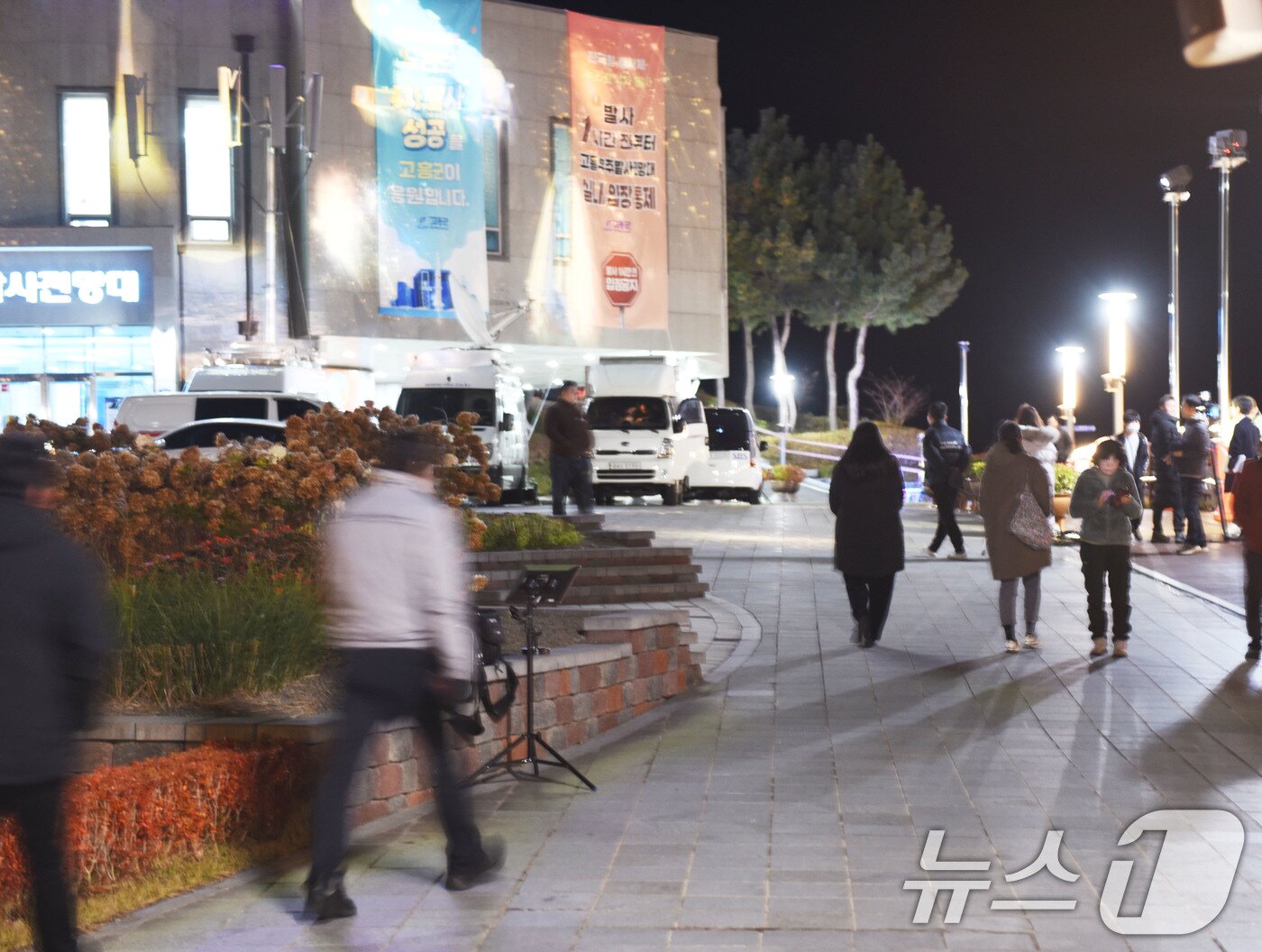 본문 이미지 - 누리호 4차 발사를 4시간 앞둔 26일 오후 9시쯤 고흥우주발사전망대를 찾은 시민들이 명당 자리를 둘러보고 있다. ⓒ News1 김성준 기자