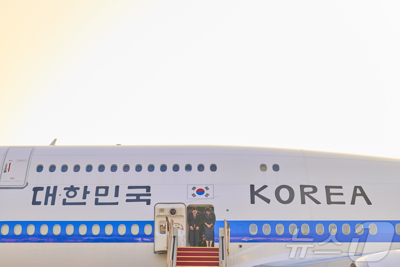 (서울=뉴스1) 이재명 기자 = 아프리카·중동 4개국 순방 일정을 마무리한 이재명 대통령과 김혜경 여사가 26일 경기도 성남시 서울공항을 통해 귀국하고 있다.(대통령실 제공. 재판 …