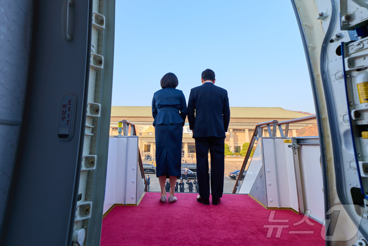 (서울=뉴스1) 이재명 기자 = 아프리카·중동 4개국 순방 일정을 마무리한 이재명 대통령과 김혜경 여사가 26일 경기도 성남시 서울공항을 통해 귀국하고 있다.(대통령실 제공. 재판 …