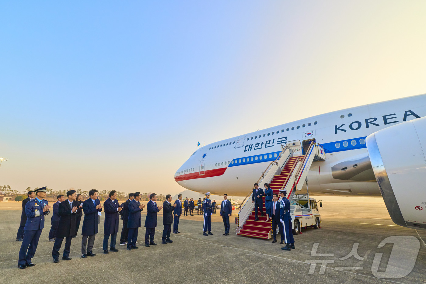 (서울=뉴스1) 이재명 기자 = 아프리카·중동 4개국 순방 일정을 마무리한 이재명 대통령과 김혜경 여사가 26일 경기도 성남시 서울공항을 통해 귀국하고 있다.(대통령실 제공. 재판 …