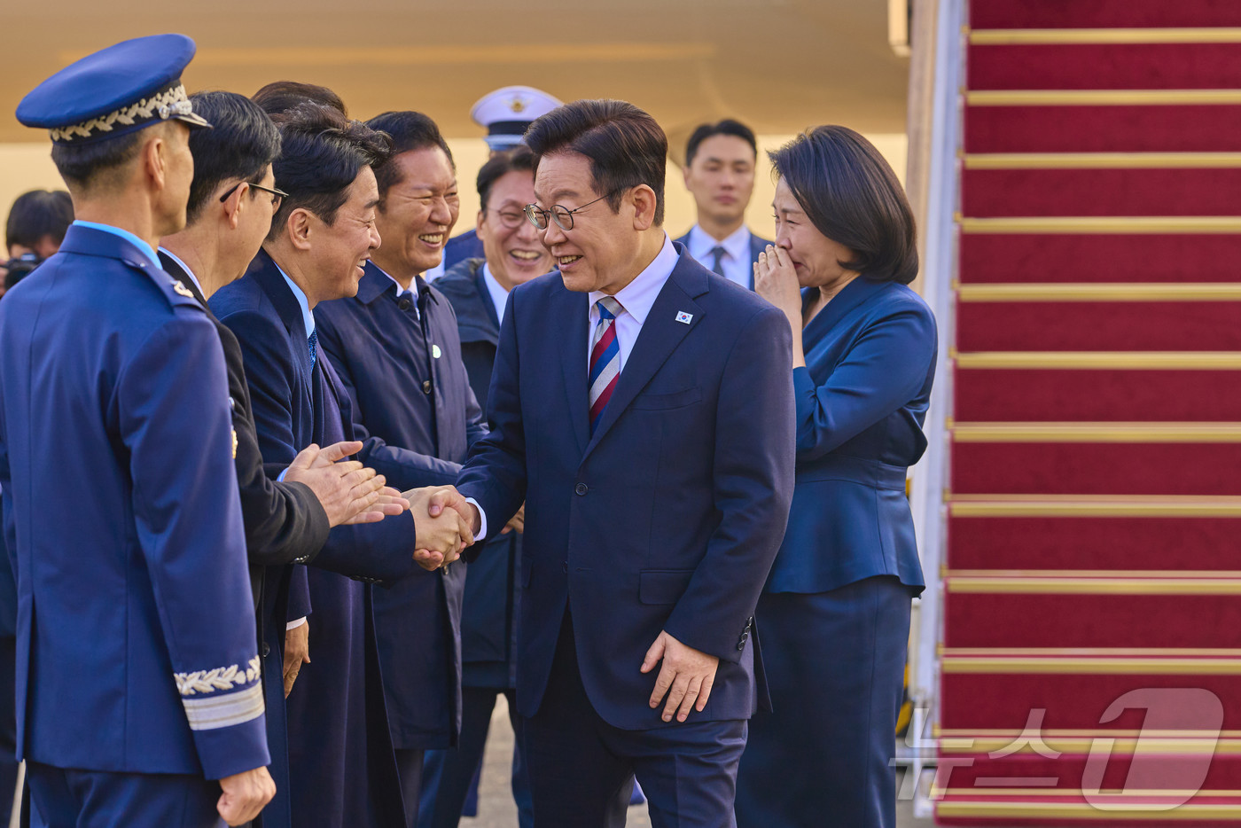 (서울=뉴스1) 이재명 기자 = 아프리카·중동 4개국 순방 일정을 마무리한 이재명 대통령과 김혜경 여사가 26일 경기도 성남시 서울공항을 통해 귀국하고 있다.(대통령실 제공. 재판 …