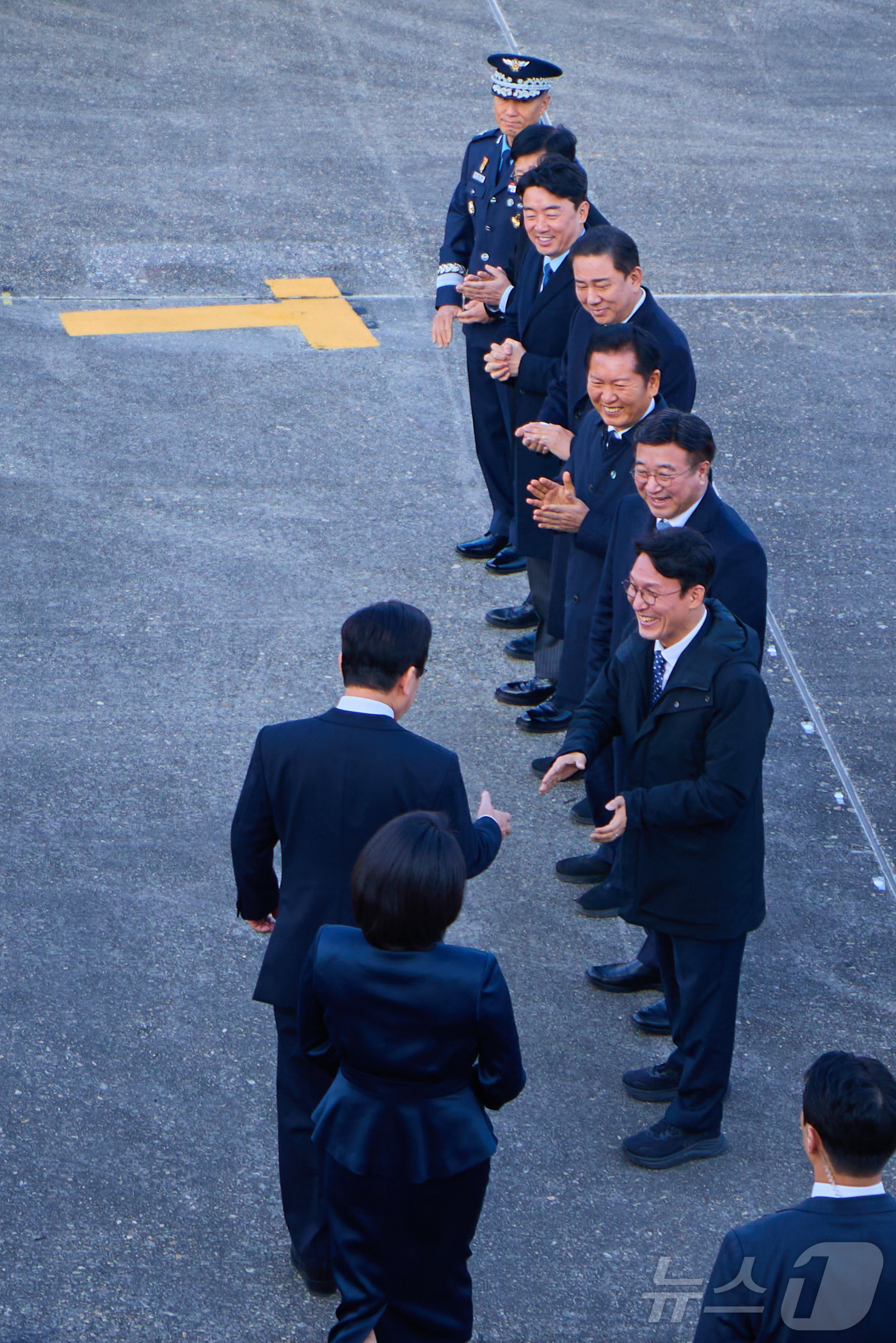 (서울=뉴스1) 이재명 기자 = 아프리카·중동 4개국 순방 일정을 마무리한 이재명 대통령과 김혜경 여사가 26일 경기도 성남시 서울공항을 통해 귀국하고 있다.(대통령실 제공. 재판 …