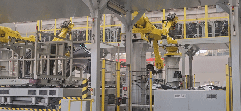 본문 이미지 - 옌청 기아차 3공장에 도입된 로봇 팔이 작업을 수행하고 있다.