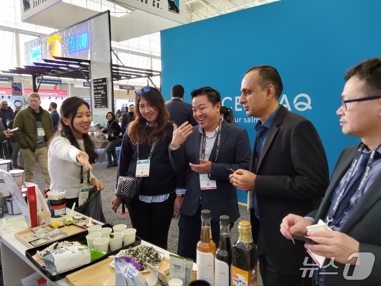 본문 이미지 - 보스톤 국제수산박람회에서 우리나라 수산물을 시식하고 있는 해외 바이어&#40;수협중앙회 제공&#41;