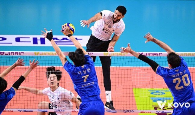 본문 이미지 - 남자배구 현대캐피탈 레오가 26일 서울 장충체육관에서 열린 우리카드와 경기에서 공격을 시도하고 있다. (KOVO 제공)