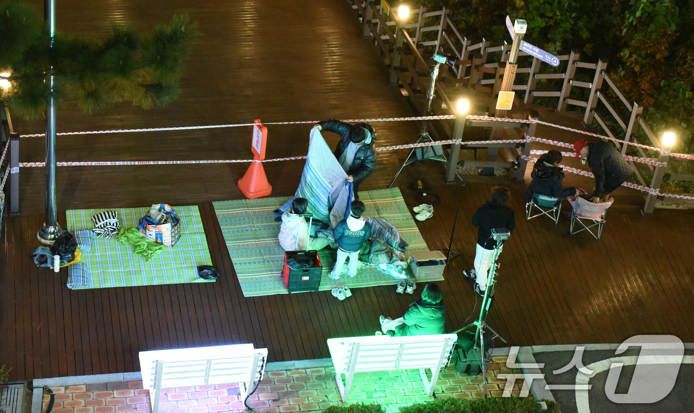 (고흥=뉴스1) 김성준 기자 = 26일 밤 고흥우주발사전망대를 찾은 관람객들이 발사 2시간여를 앞두고 가져온 돗자리에 앉아 발사를 기다리고 있다. 2025.11.26/뉴스1