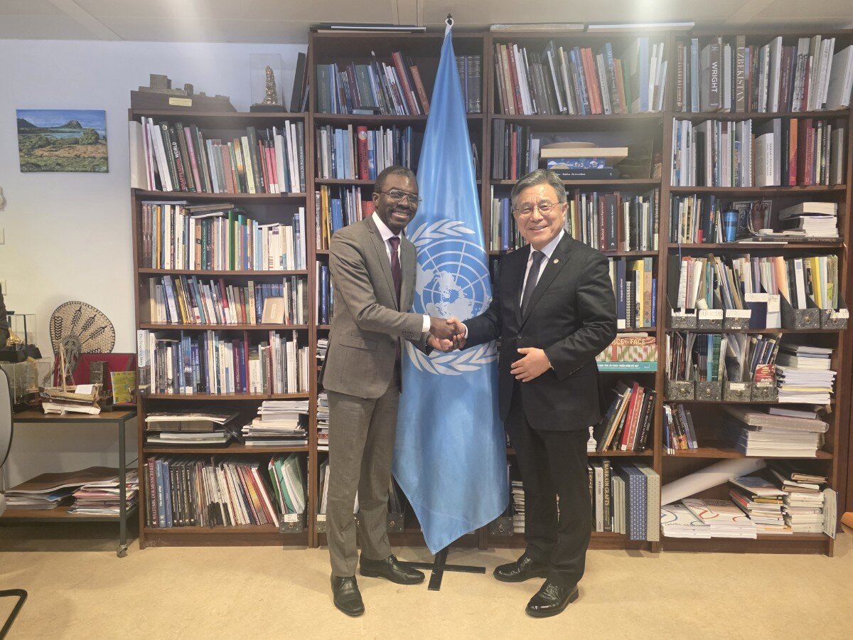 본문 이미지 - 허민 국가유산청장&#40;오른쪽&#41;과 라자르 일룬드 아소모 세계유산센터장&#40;국가유산청 제공&#41;