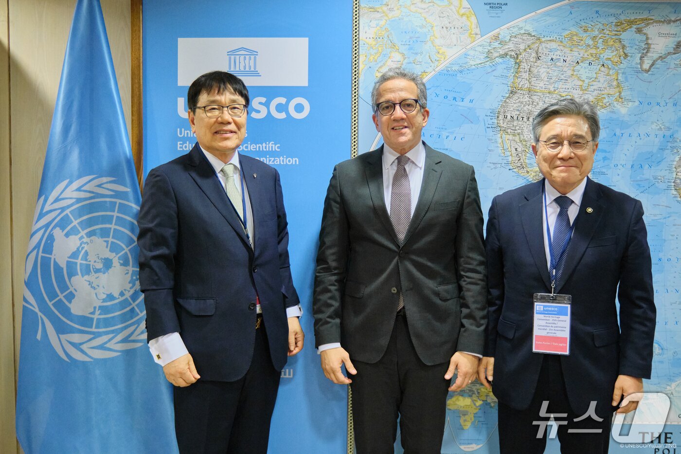 본문 이미지 - 면담 후 허민 국가유산청장&#40;오른쪽부터&#41;, 칼레드 엘에나니 신임 유네스코 사무총장, 이병현 제48차 세계유산위원회 의장이 기념 촬영을 하고 있다.&#40;국가유산청 제공&#41;