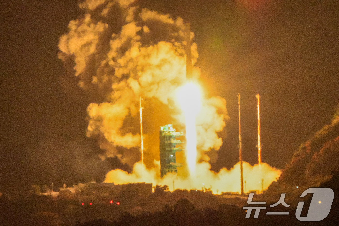 (고흥=뉴스1) 안은나 기자 = 한국형 발사체 누리호(KSLV-Ⅱ)가 27일 새벽 전남 고흥군 나로우주센터에서 4차 발사를 맞아 우주로 날아오르고 있다.차세대중형위성 3호(1기)를 …