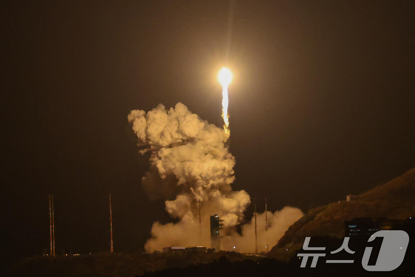 (고흥=뉴스1) 안은나 기자 = 한국형 발사체 누리호(KSLV-Ⅱ)가 27일 새벽 전남 고흥군 나로우주센터에서 4차 발사를 맞아 우주로 날아오르고 있다.차세대중형위성 3호(1기)를 …