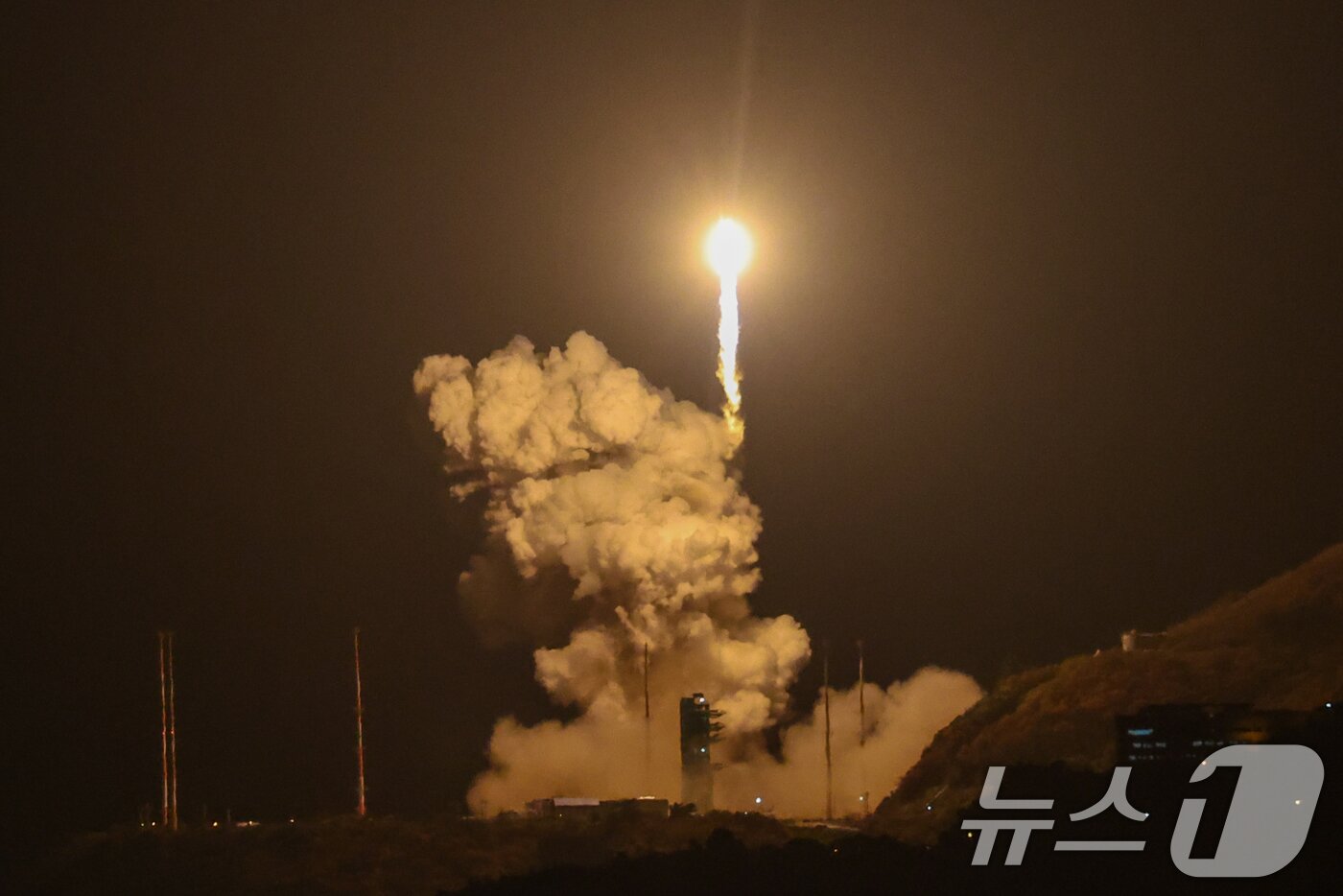 본문 이미지 - 한국형 발사체 누리호&#40;KSLV-Ⅱ&#41;가 27일 새벽 전남 고흥군 나로우주센터에서 4차 발사를 맞아 우주로 날아오르고 있다. 2025.11.27/뉴스1 ⓒ News1 안은나 기자