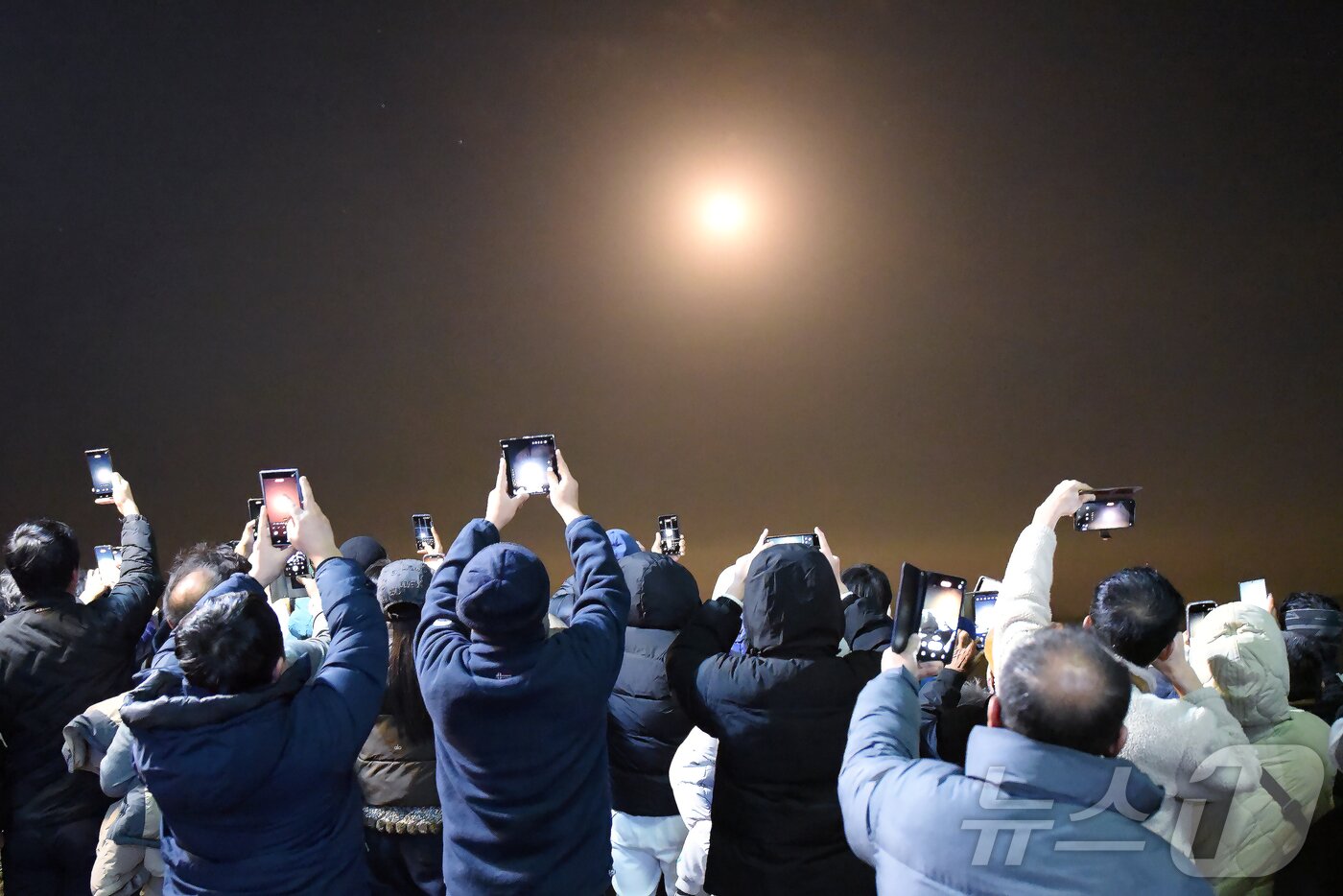본문 이미지 - 한국형 발사체 누리호&#40;KSLV-Ⅱ&#41;가 발사된 27일 새벽 고흥우주발사전망대에서 지켜보던 관람객들이 스마트폰으로 이를 촬영하고 있다. 2025.11.27/뉴스1 ⓒ News1 김성준 기자