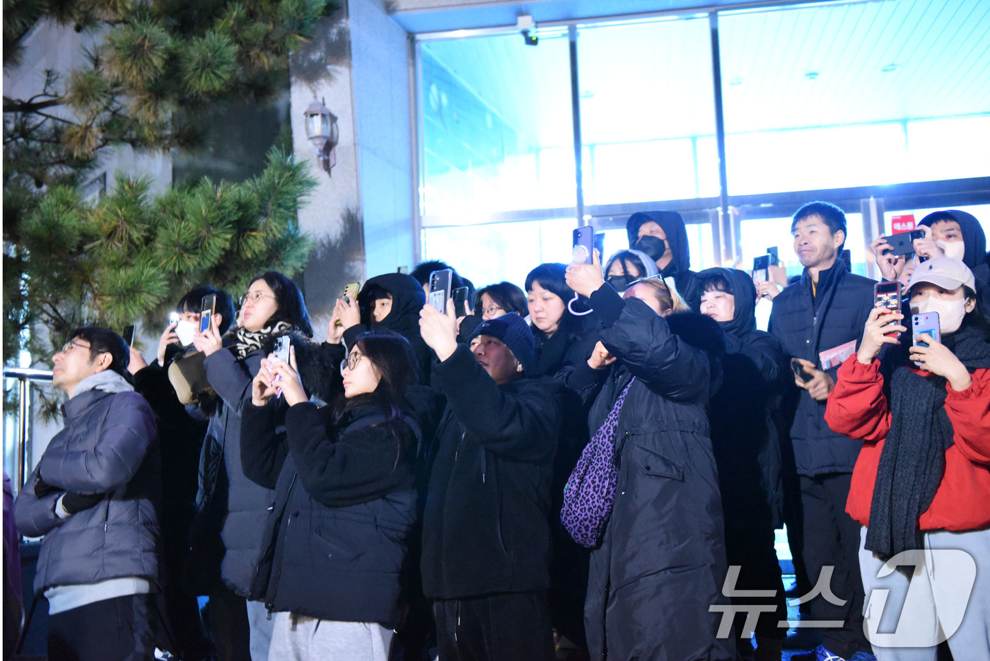 (고흥=뉴스1) 김성준 기자 = 한국형 발사체 누리호(KSLV-Ⅱ)가 발사된 27일 새벽 고흥우주발사전망대에서 지켜보던 관람객들이 스마트폰으로 이를 촬영하고 있다.차세대중형위성 3 …