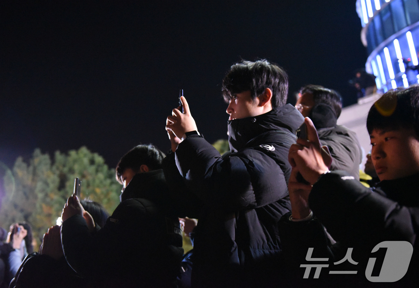 (고흥=뉴스1) 김성준 기자 = 한국형 발사체 누리호(KSLV-Ⅱ)가 발사된 27일 새벽 고흥우주발사전망대에서 지켜보던 관람객들이 스마트폰으로 이를 촬영하고 있다.차세대중형위성 3 …