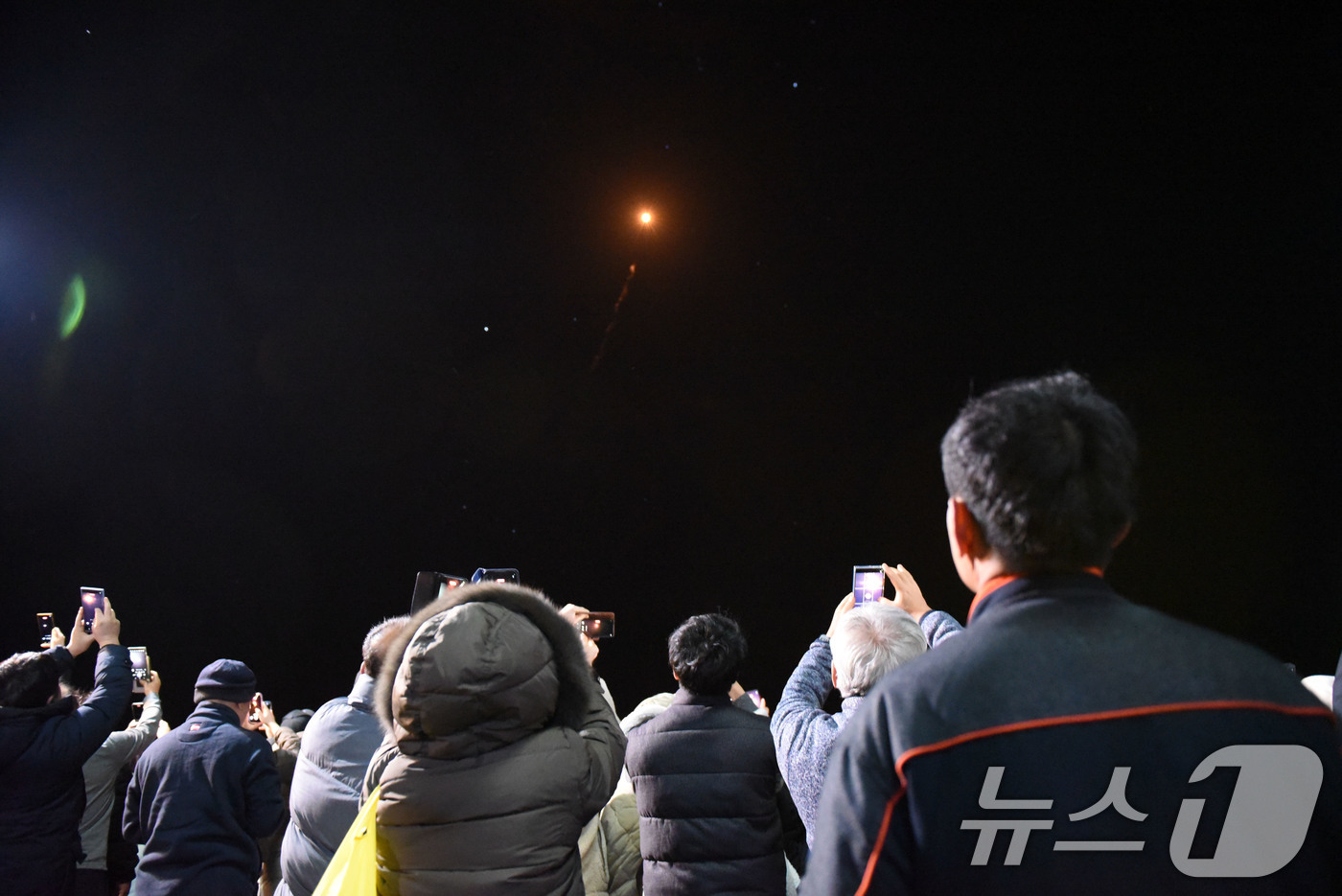 (고흥=뉴스1) 김성준 기자 = 한국형 발사체 누리호(KSLV-Ⅱ)가 발사된 27일 새벽 고흥우주발사전망대에서 지켜보던 관람객들이 스마트폰으로 이를 촬영하고 있다.차세대중형위성 3 …