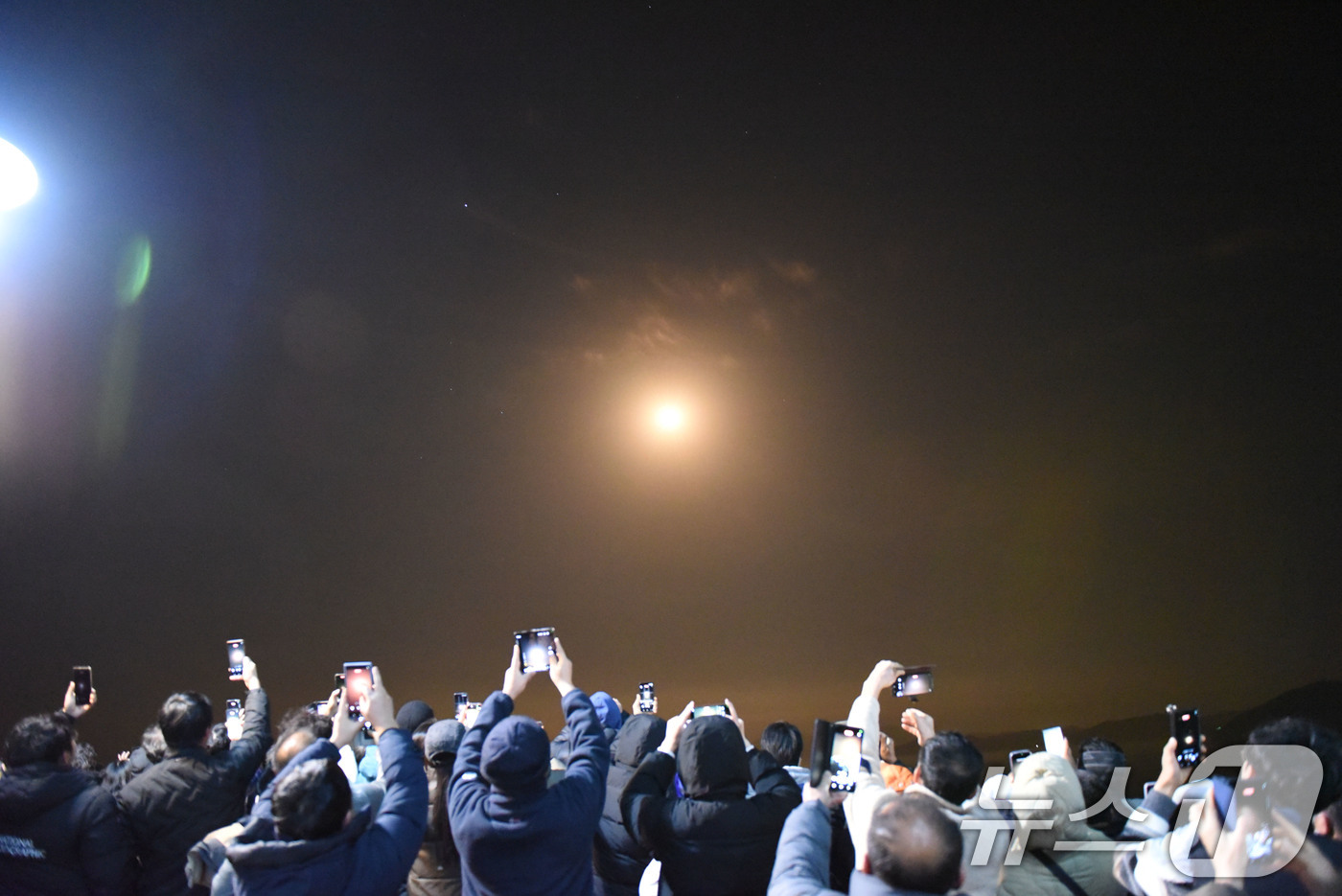 (고흥=뉴스1) 김성준 기자 = 한국형 발사체 누리호(KSLV-Ⅱ)가 발사된 27일 새벽 고흥우주발사전망대에서 지켜보던 관람객들이 스마트폰으로 이를 촬영하고 있다.차세대중형위성 3 …