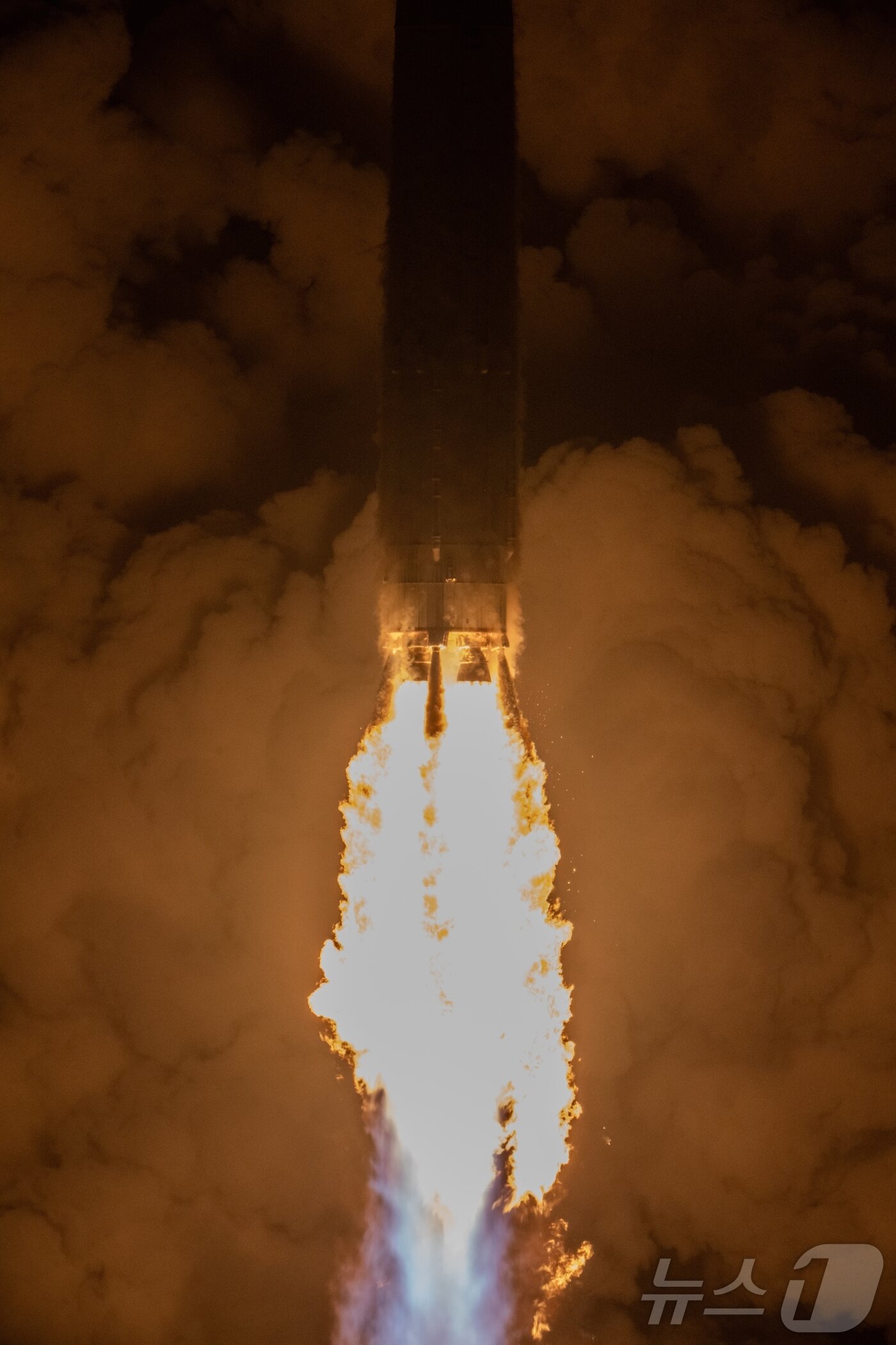 본문 이미지 - 한국형 발사체 누리호&#40;KSLV-Ⅱ&#41;가 27일 새벽 전남 고흥군 나로우주센터에서 4차 발사를 맞아 우주로 날아오르고 있다. &#40;한국항공우주연구원 제공. 재판매 및 DB 금지&#41; 2025.11.27/뉴스1