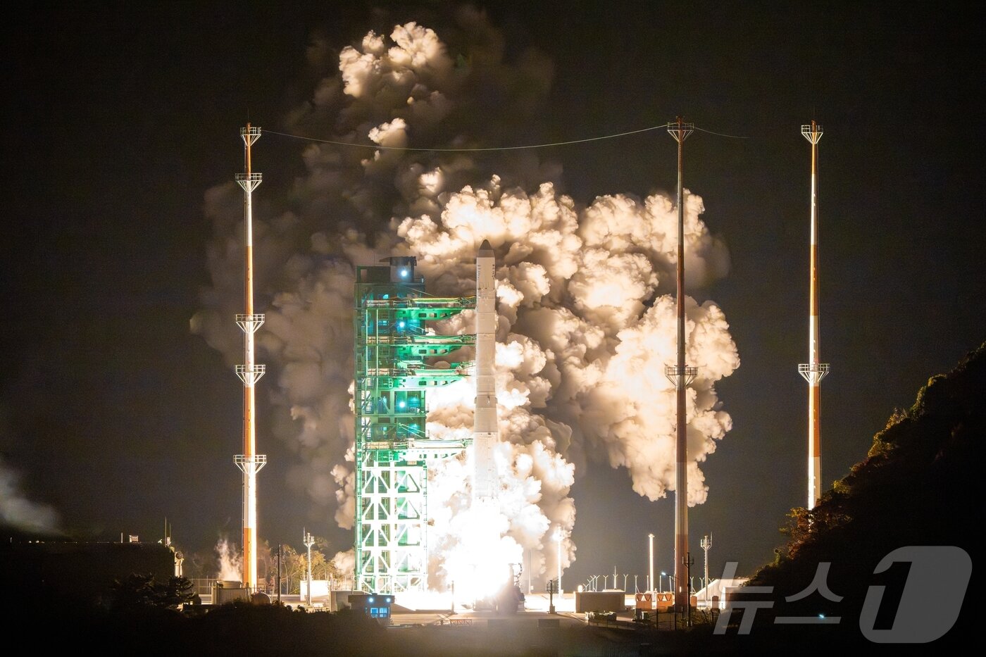 본문 이미지 - 한국형 발사체 누리호&#40;KSLV-Ⅱ&#41;가 27일 새벽 전남 고흥군 나로우주센터에서 4차 발사를 맞아 우주로 날아오르고 있다. &#40;한국항공우주연구원 제공. 재판매 및 DB 금지&#41; 2025.11.27/뉴스1