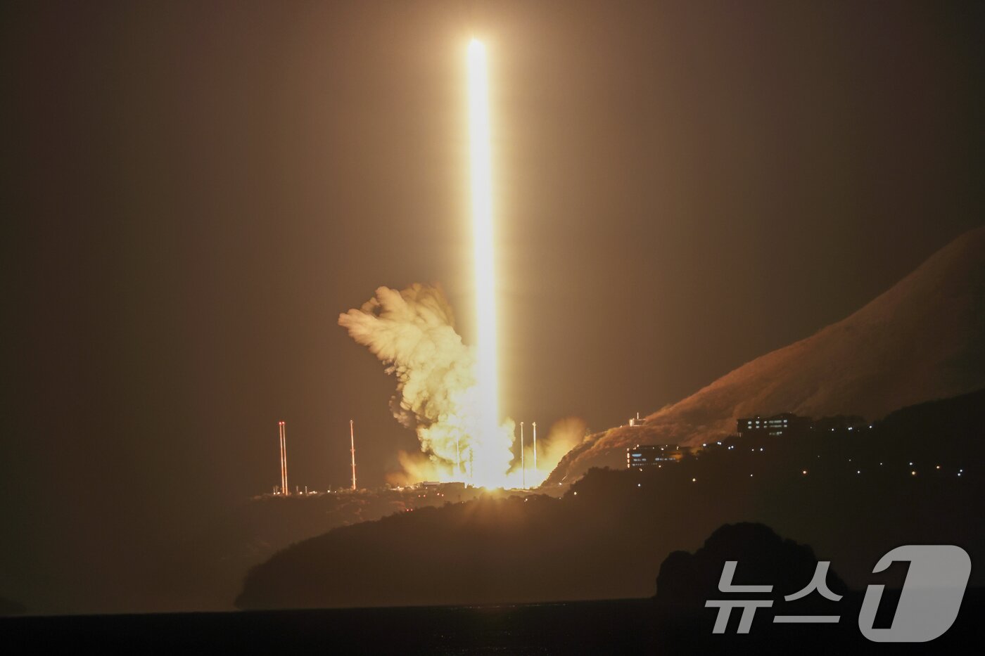 본문 이미지 - 한국형 발사체 누리호&#40;KSLV-Ⅱ&#41;가 27일 새벽 전남 고흥군 나로우주센터에서 4차 발사를 맞아 우주로 날아오르고 있다. &#40;레이어 합성&#41; 2025.11.27/뉴스1 ⓒ News1 안은나 기자