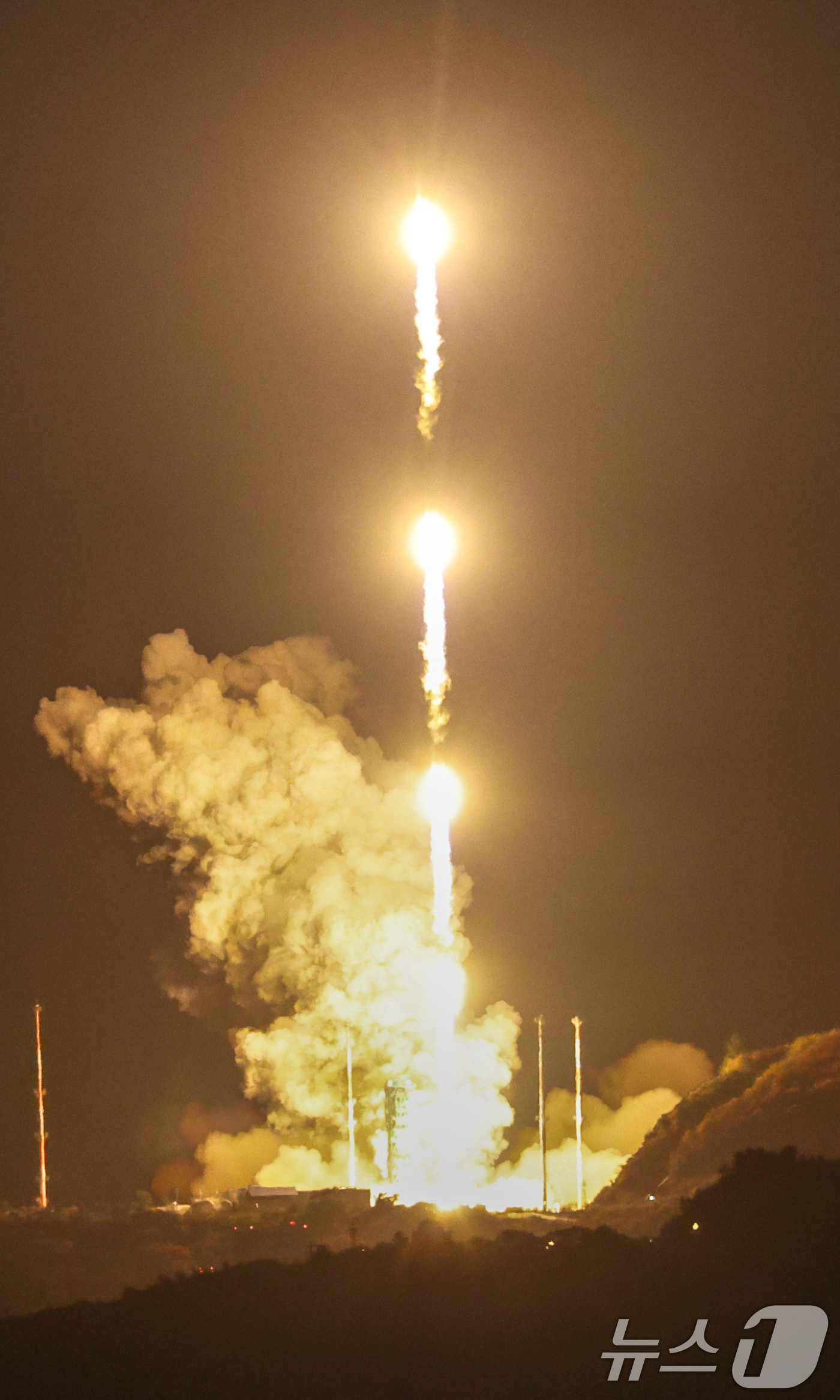 (고흥=뉴스1) 안은나 기자 = 한국형 발사체 누리호(KSLV-Ⅱ)가 27일 새벽 전남 고흥군 나로우주센터에서 4차 발사를 맞아 우주로 날아오르고 있다.차세대중형위성 3호(1기)를 …