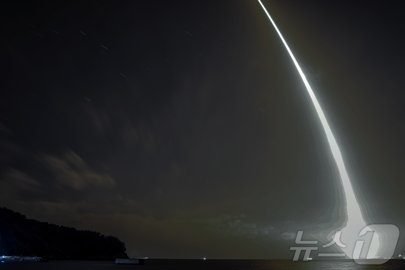 (고흥=뉴스1) = 한국형 발사체 누리호(KSLV-Ⅱ)가 27일 새벽 전남 고흥군 나로우주센터에서 성공적으로 발사됐다. 사진은 발사 궤적 모습. 차세대중형위성 3호(1기)를 비롯해 …