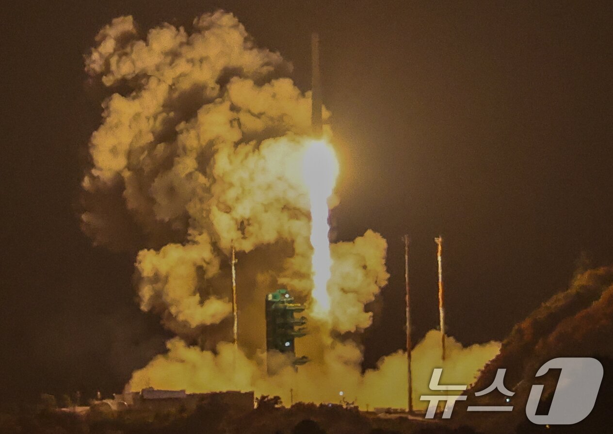 본문 이미지 - 한국형 발사체 누리호&#40;KSLV-Ⅱ&#41;가 27일 새벽 전남 고흥군 나로우주센터에서 4차 발사를 맞아 우주로 날아오르고 있다. 2025.11.27/뉴스1 ⓒ News1 안은나 기자