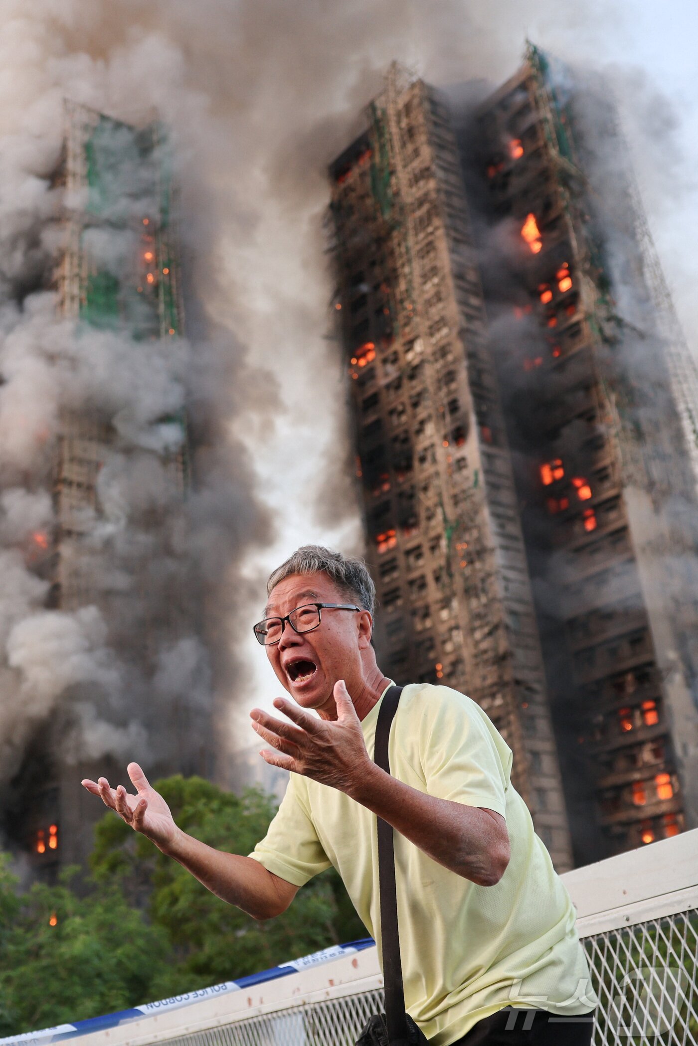 본문 이미지 - 26일 홍콩 왕푹 코트에서 발생한 대형 아파트 화재 현장에서 피해자가 절규하고 있다. ⓒ 로이터=뉴스1 ⓒ News1 박형기 기자