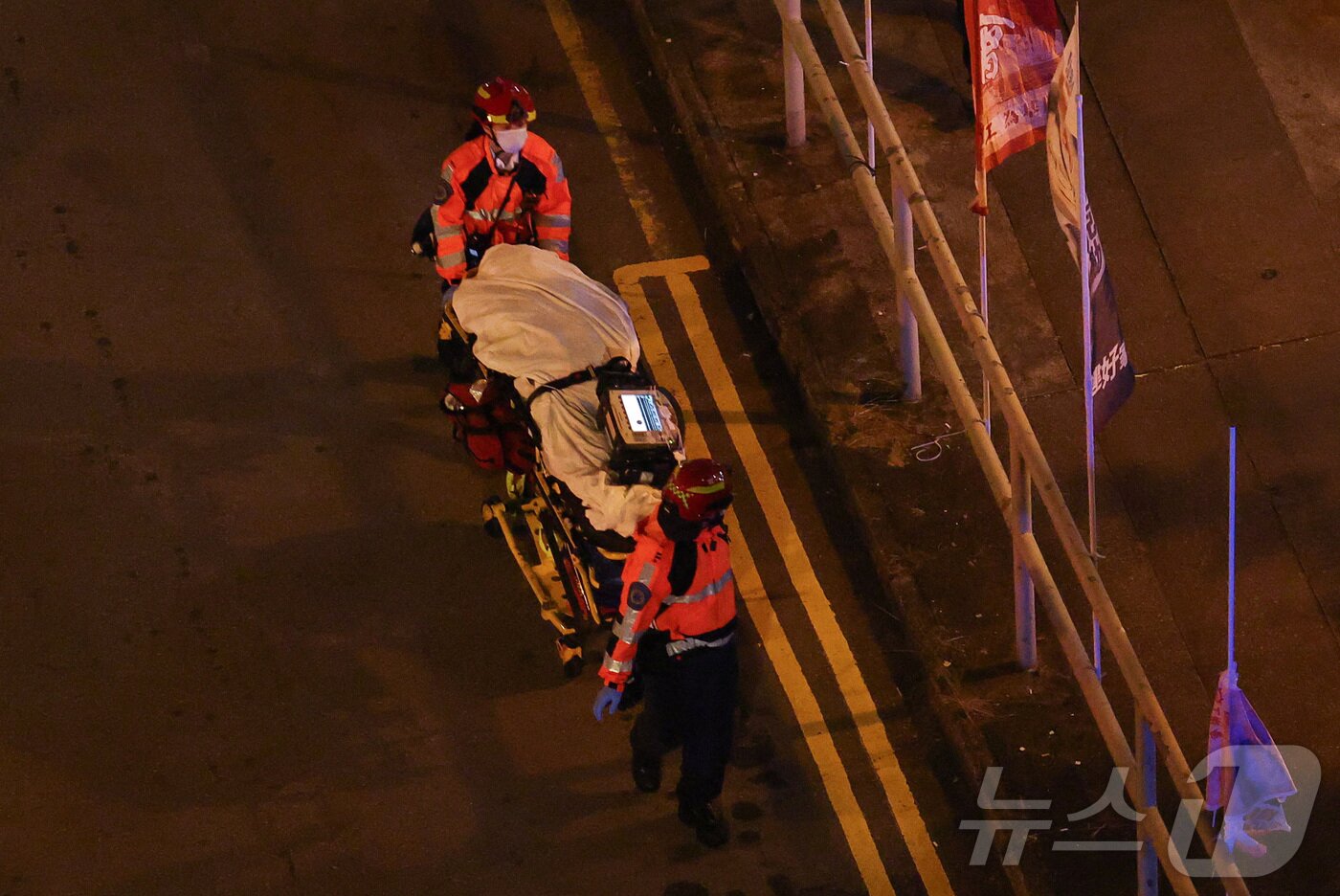 본문 이미지 - 26일 홍콩 왕 푹 코트 아파트에서 발생한 화재 현장에서 소방대원들이 사망자를 운구하고 있다. ⓒ 로이터=뉴스1 ⓒ News1 박형기 기자