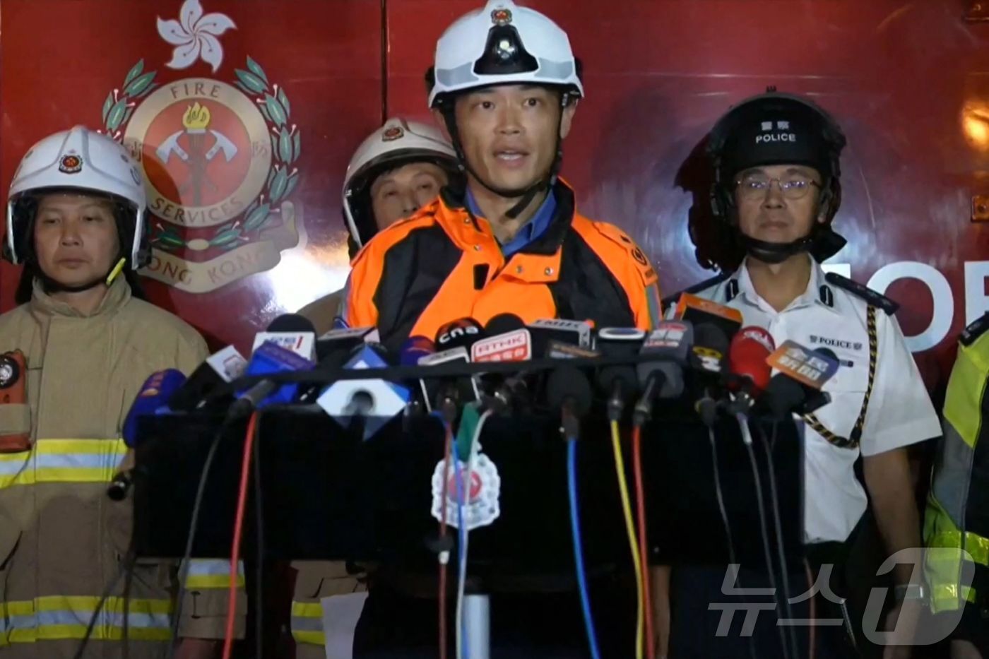 본문 이미지 - 홍콩 소방 당국이 26일 왕 푹 코트 아파트 단지에서 발생한 대형 화재와 관련, 기자회견을 하고 있다. ⓒ AFP=뉴스1 ⓒ News1 박형기 기자