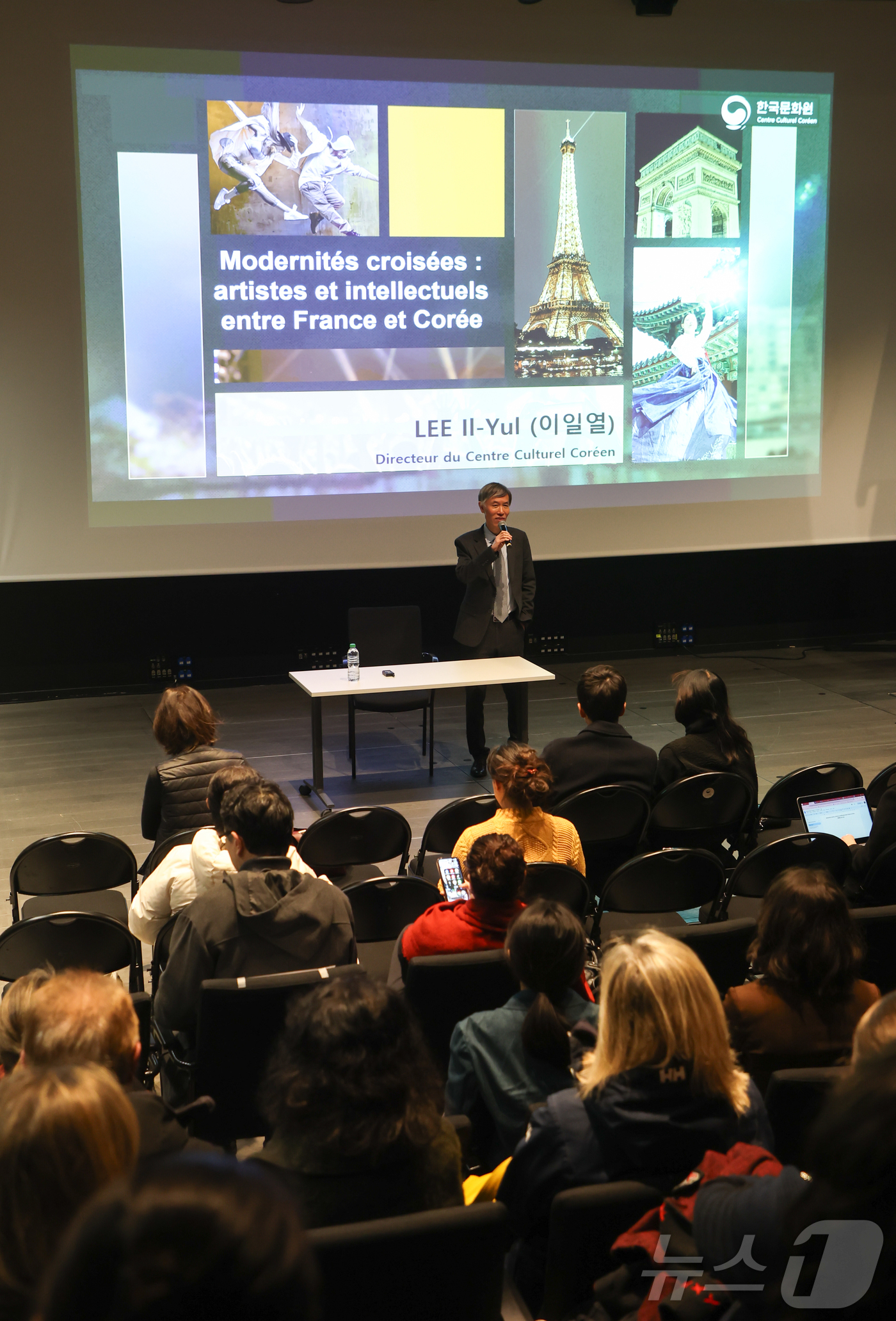 (파리=뉴스1) 이준성 기자 = 27일(현지시간) 프랑스 파리 주프랑스한국문화원에서 이일열 원장이 ‘근대의 길목에서: 20세기 한국 예술·지식인들의 여정과 프랑스’를 주제로 강연을 …
