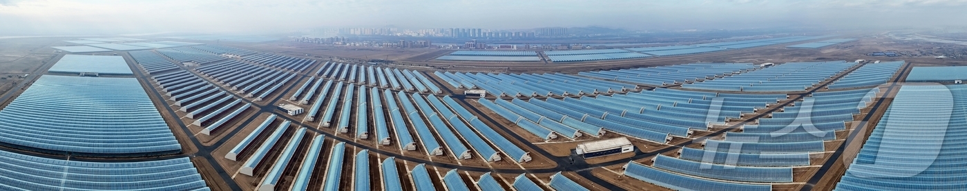 (평양 노동신문=뉴스1) = 북한 노동당 기관지 노동신문은 27일 김정은 당 총비서가 26일 신의주온실종합농장을 현지지도했다고 보도했다. [국내에서만 사용가능. 재배포 금지. DB …