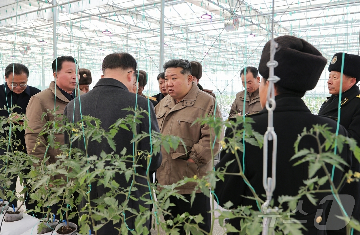 (평양 노동신문=뉴스1) = 북한 노동당 기관지 노동신문은 27일 김정은 당 총비서가 26일 신의주온실종합농장을 현지지도했다고 보도했다. [국내에서만 사용가능. 재배포 금지. DB …