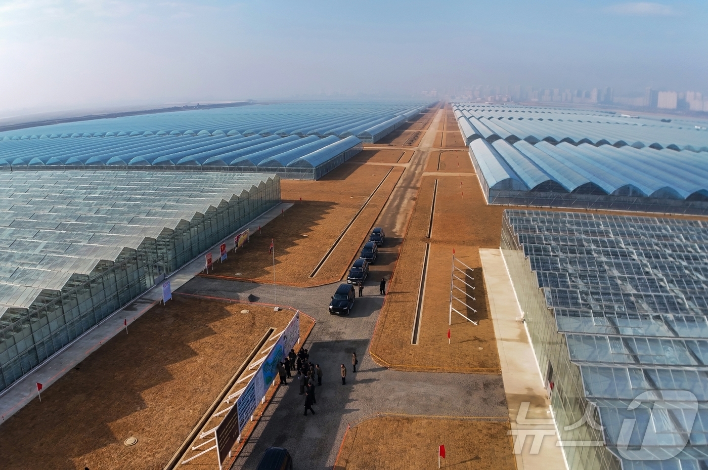 (평양 노동신문=뉴스1) = 북한 노동당 기관지 노동신문은 27일 김정은 당 총비서가 26일 신의주온실종합농장을 현지지도했다고 보도했다. [국내에서만 사용가능. 재배포 금지. DB …