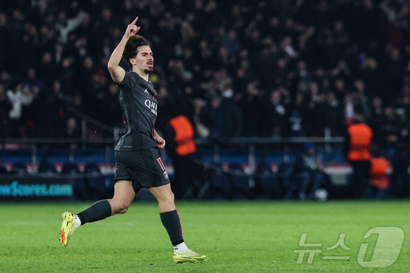 본문 이미지 - PSG 비티냐가 27일(한국시간) 열린 토트넘과 2025-26 UEFA 챔피언스리그(UCL) 리그 페이즈 5차전에서 해트트릭을 달성했다. ⓒ AFP=뉴스1