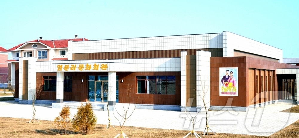 (평양 노동신문=뉴스1) = 북한 노동당 기관지 노동신문은 27일 어랑군과 경성군에서 새집들이와 공공건물 및 생산건물 준공식이 진행됐다고 보도했다. [국내에서만 사용가능. 재배포 …