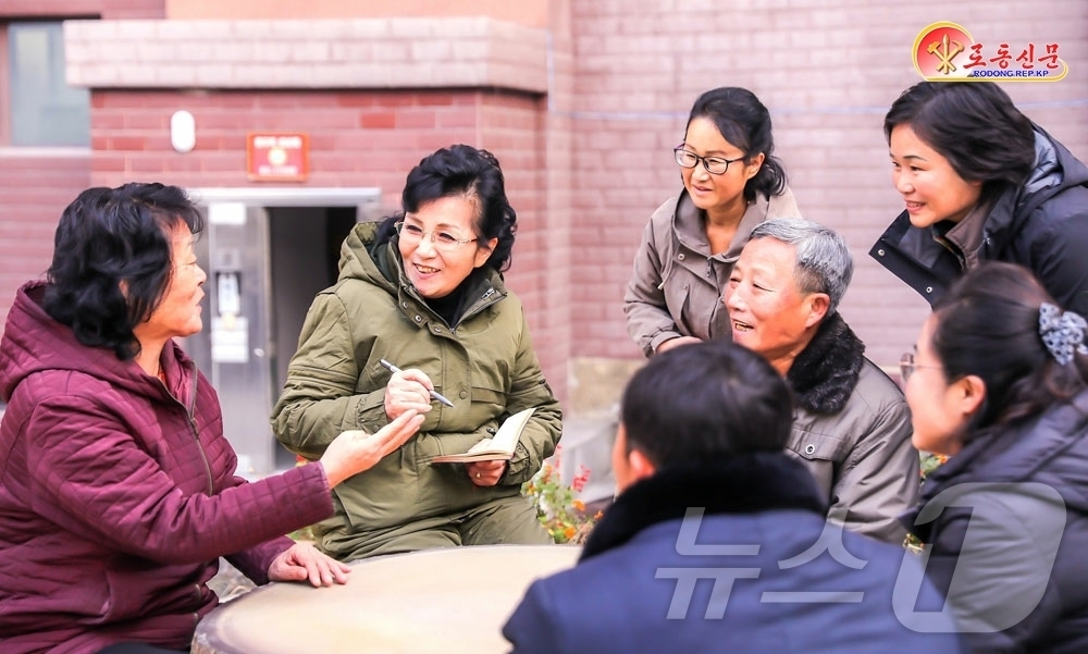 (평양 노동신문=뉴스1) = 북한 노동당 기관지 노동신문은 27일 중구역 외성동 초급당비서가 인민들의 고충을 헤어리고 있다고 보도했다. [국내에서만 사용가능. 재배포 금지. DB …