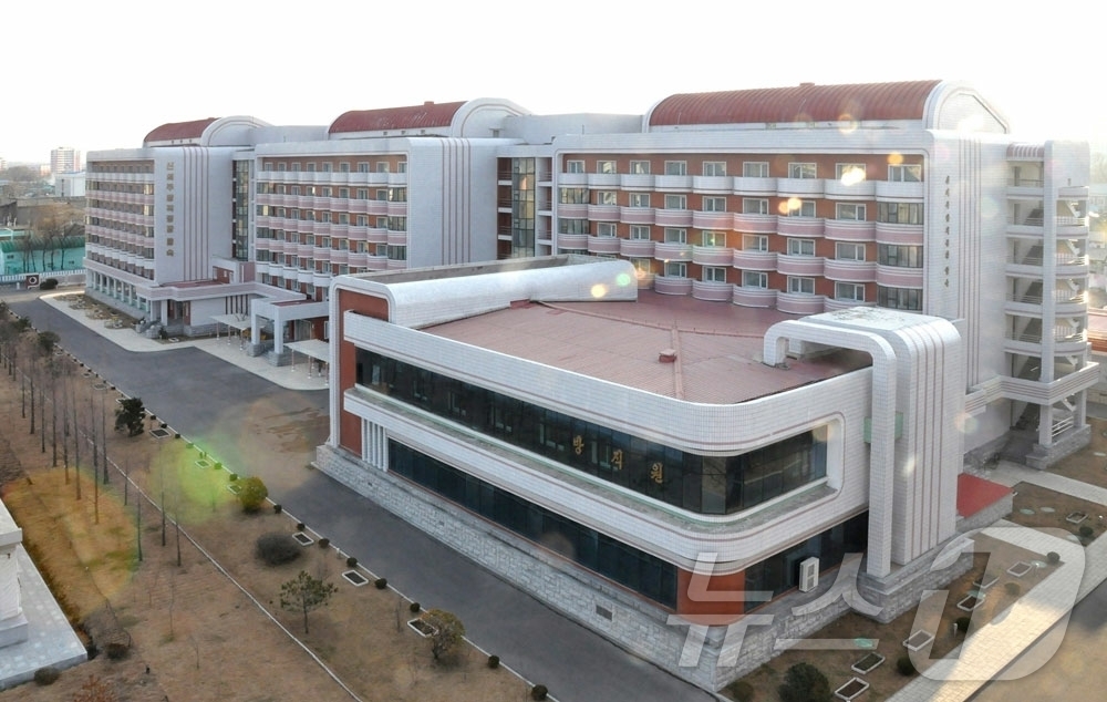 (평양 노동신문=뉴스1) = 북한 노동당 기관지 노동신문은 27일 각 일터마다 노동자합숙들이 현대적으로 일떠서고 있다며 이는 인민대중제일주의가 국풍이 되고 있음을 보여준다고 보도했 …