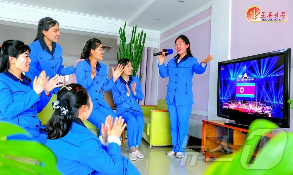 (평양 노동신문=뉴스1) = 북한 노동당 기관지 노동신문은 27일 각 일터마다 노동자합숙들이 현대적으로 일떠서고 있다며 이는 인민대중제일주의가 국풍이 되고 있음을 보여준다고 보도했 …