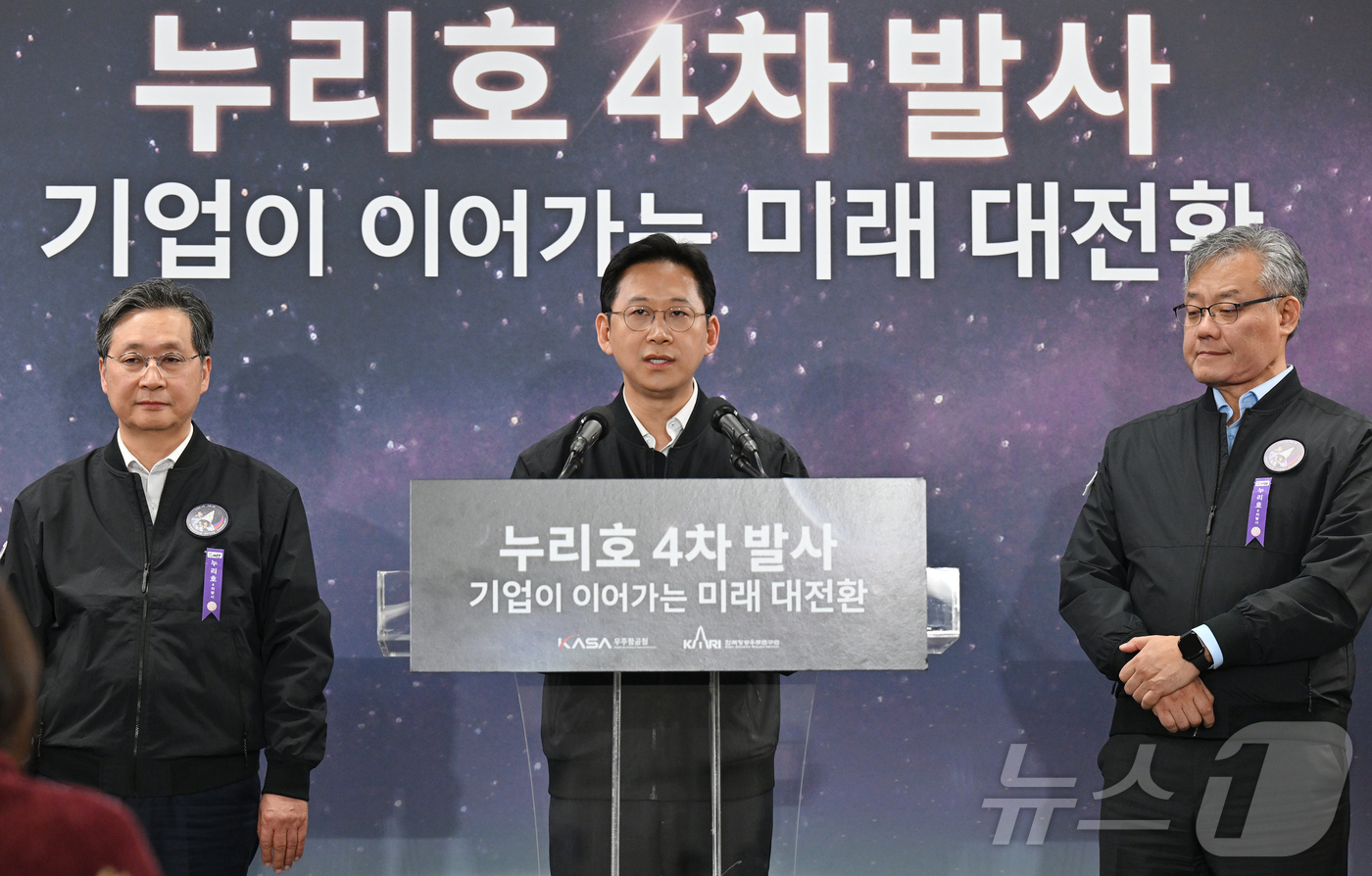 (고흥=뉴스1) = 배경훈 부총리 겸 과학기술정보통신부 장관이 27일 전라남도 고흥 나로우주센터 프레스센터에서 누리호 4차 발사 결과 브리핑을 하고 있다. (한국항공우주연구원 제공 …