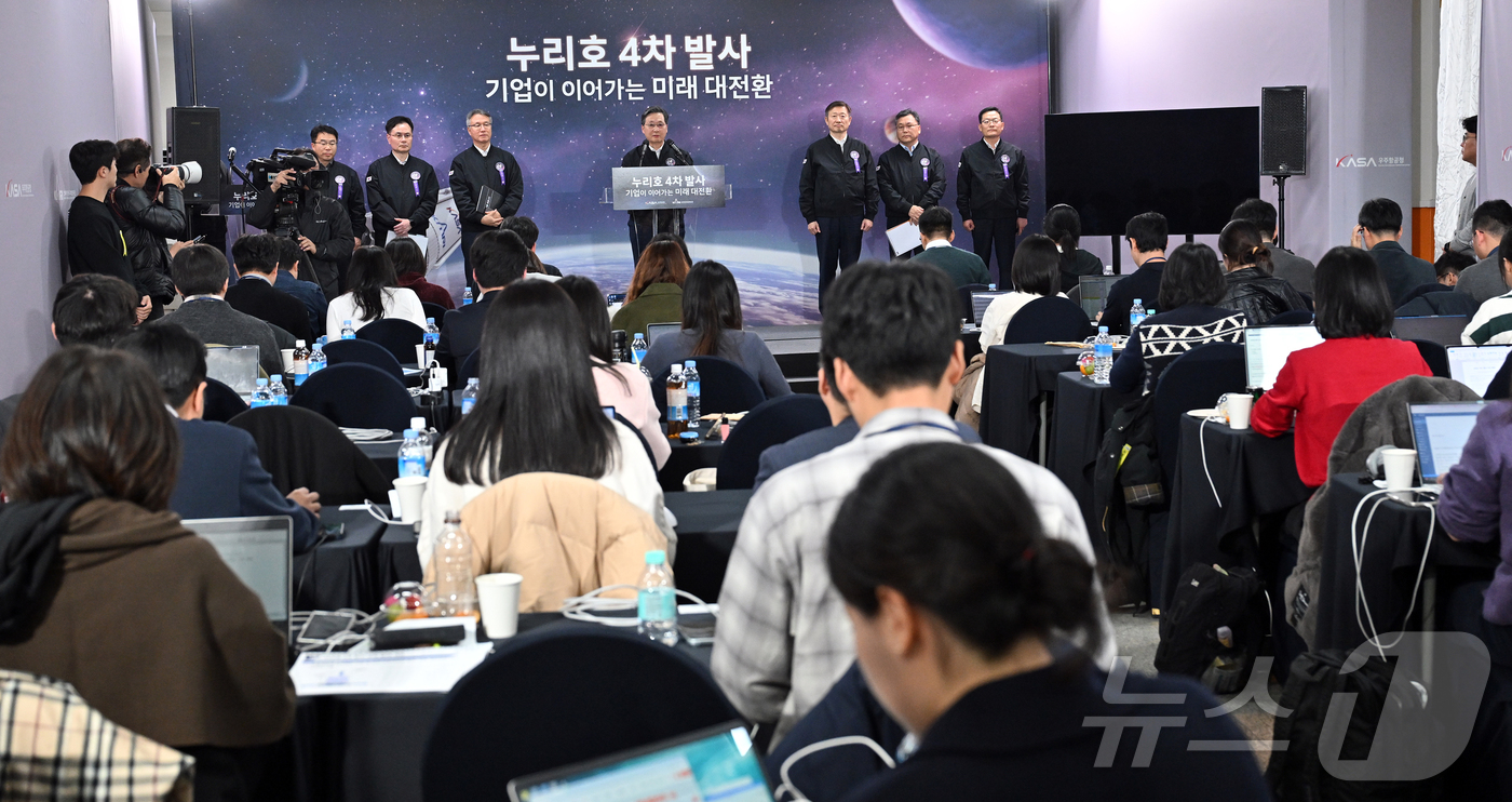 (고흥=뉴스1) = 윤영빈 우주항공청장이 27일 전라남도 고흥 나로우주센터 프레스센터에서 누리호 4차 발사 결과 브리핑을 하고 있다. (한국항공우주연구원 제공. 재판매 및 DB 금 …