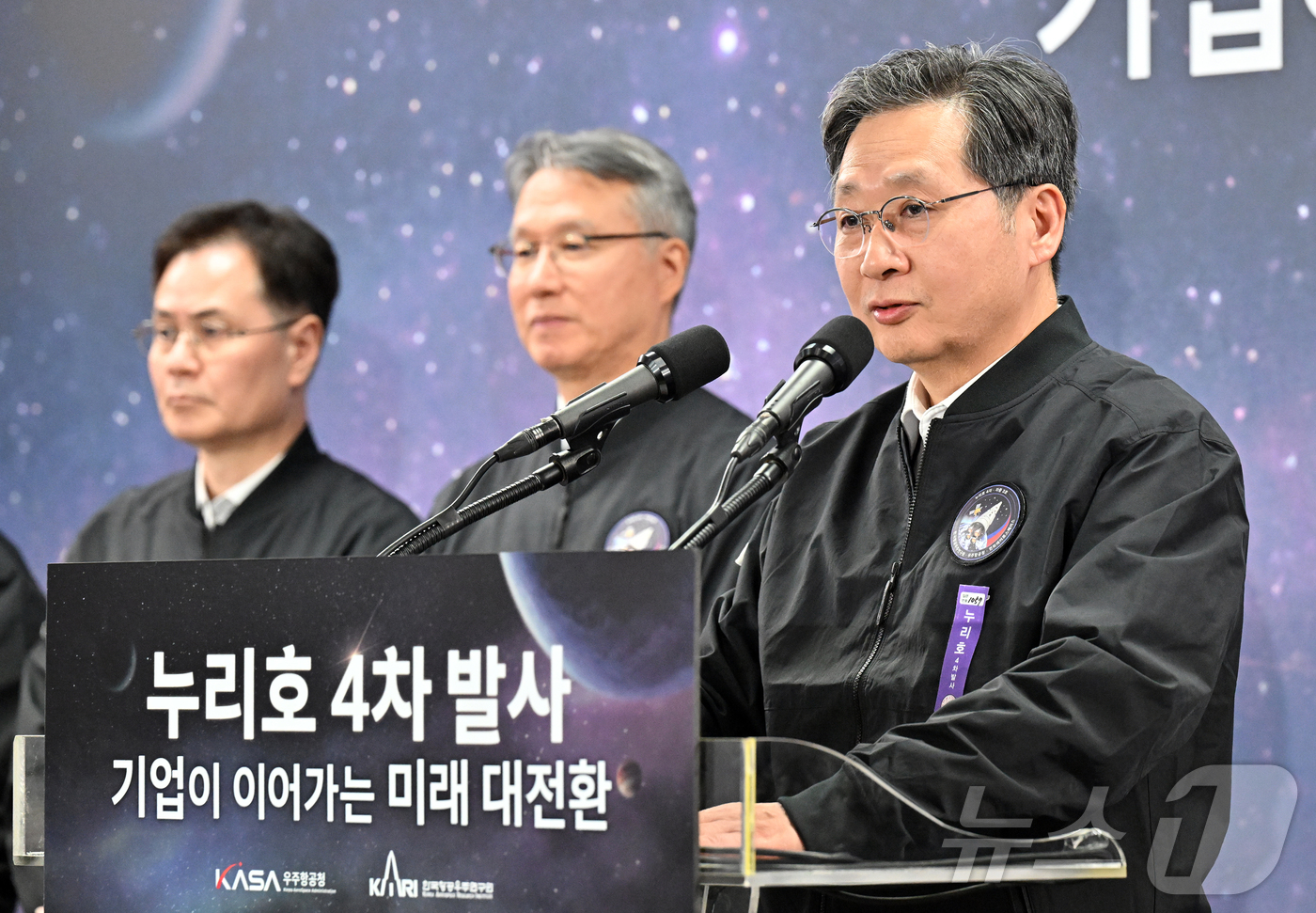 (고흥=뉴스1) = 윤영빈 우주항공청장이 27일 전라남도 고흥 나로우주센터 프레스센터에서 누리호 4차 발사 결과 브리핑을 하고 있다. (한국항공우주연구원 제공. 재판매 및 DB 금 …