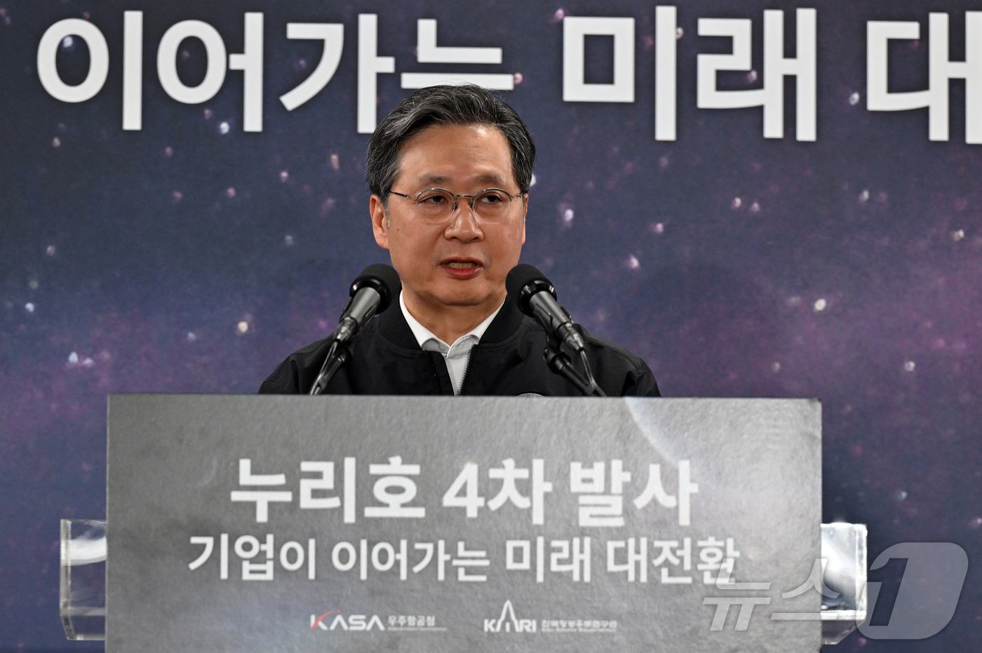 (고흥=뉴스1) = 윤영빈 우주항공청장이 27일 전라남도 고흥 나로우주센터 프레스센터에서 누리호 4차 발사 결과 브리핑을 하고 있다. (한국항공우주연구원 제공. 재판매 및 DB 금 …