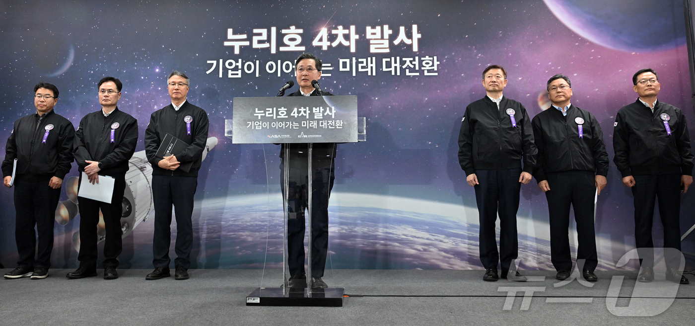 (고흥=뉴스1) = 윤영빈 우주항공청장이 27일 전라남도 고흥 나로우주센터 프레스센터에서 누리호 4차 발사 결과 브리핑을 하고 있다. (한국항공우주연구원 제공. 재판매 및 DB 금 …