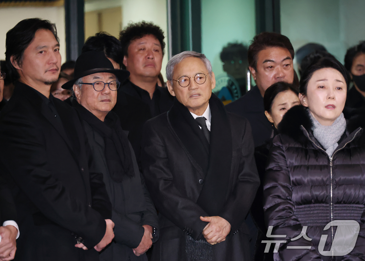 (서울=뉴스1) 김명섭 기자 = 국민배우 이순재가 91세를 일기로 별세한 가운데, 27일 오전 서울 송파구 아산병원에서 열린 발인식에서 동료 연예인들이 고인의 마지막길을 배웅하고 …