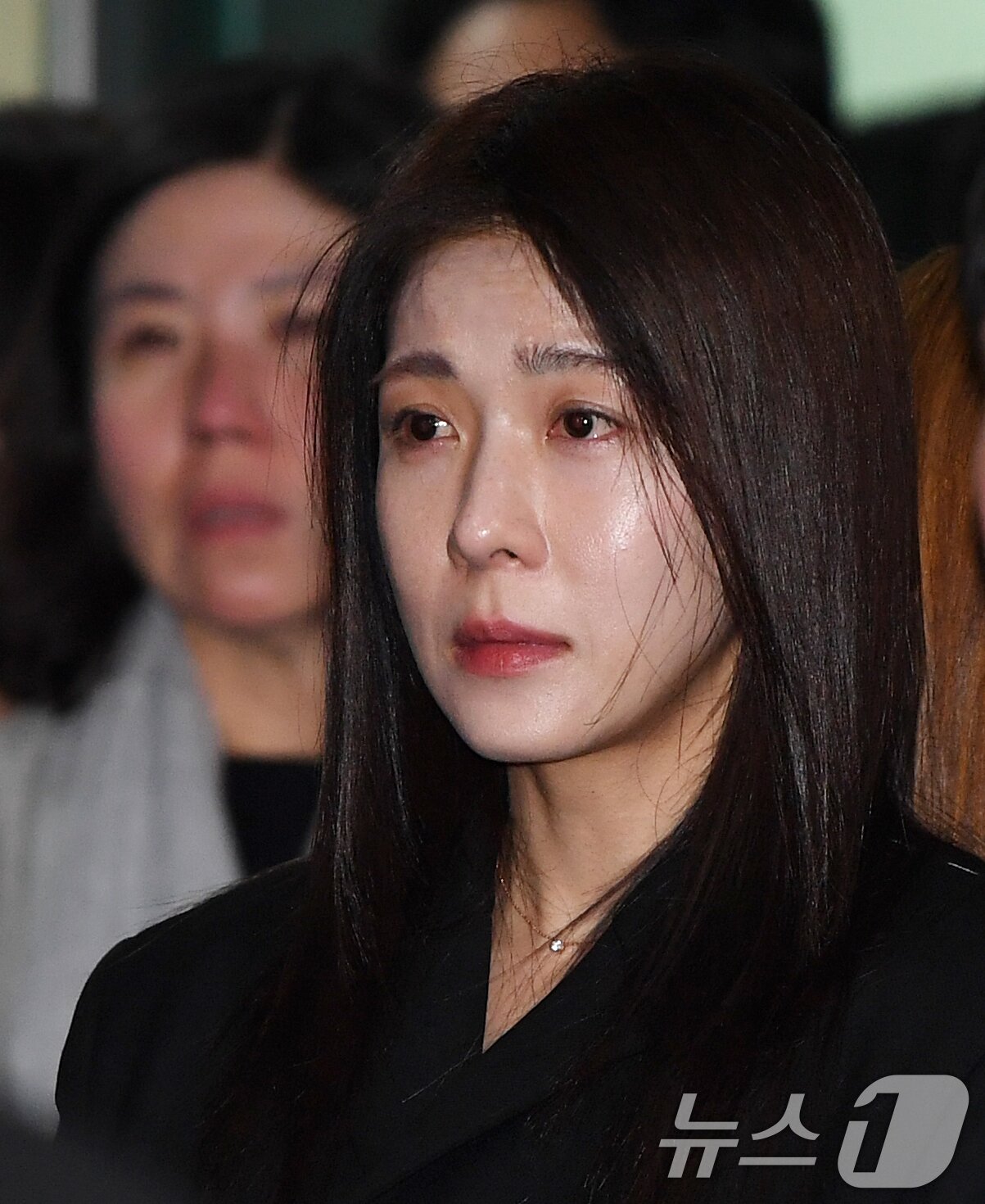 본문 이미지 - 국민배우 이순재가 91세를 일기로 별세한 가운데, 27일 오전 서울 송파구 아산병원에서 열린 발인식에서 동료 연예인들이 고인의 마지막길을 배웅하고 있다. 이순재는 지난해 연극 &#39;고도를 기다리며를 기다리며&#39;를 마지막으로 활동을 중단하고 건강 악화로 재활 치료를 받던 중 사망 소식을 전해 안타까움을 자아내고 있다. &#40;공동취재&#41; ⓒ News1 김명섭 기자