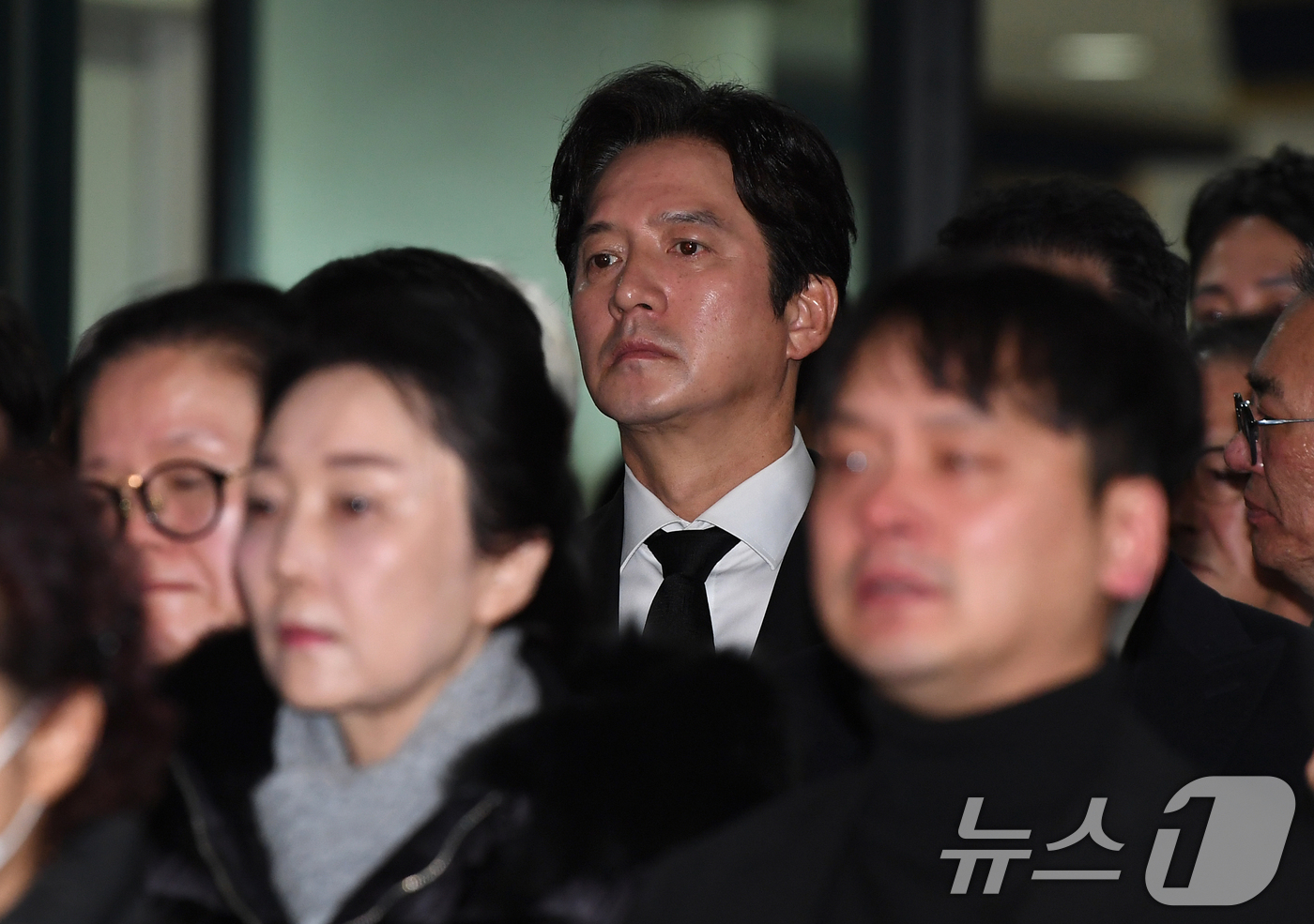 (서울=뉴스1) 김명섭 기자 = 국민배우 이순재가 91세를 일기로 별세한 가운데, 27일 오전 서울 송파구 아산병원에서 열린 발인식에서 동료 연예인들이 고인의 마지막길을 배웅하고 …